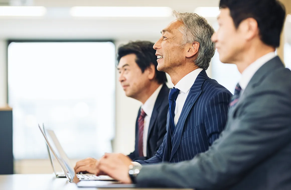 経営者が会議に参加している様子