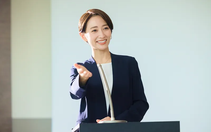 登壇者が講演している様子