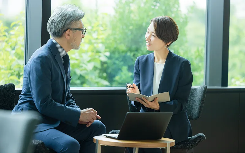 経営者同士が対話している様子